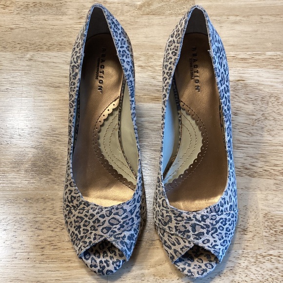 Lovely Kenneth Cole Reaction leopard print, peep toe, wood stacked heels - Picture 3 of 9
